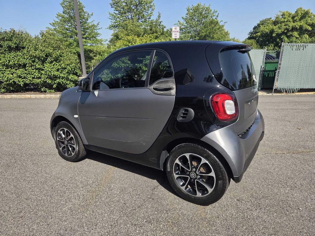 Used 2016 smart fortwo passion RWD image 5