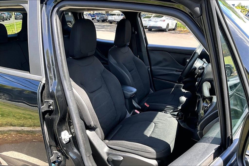 Used 2017 Jeep Renegade Altitude AWD/4WD image 7
