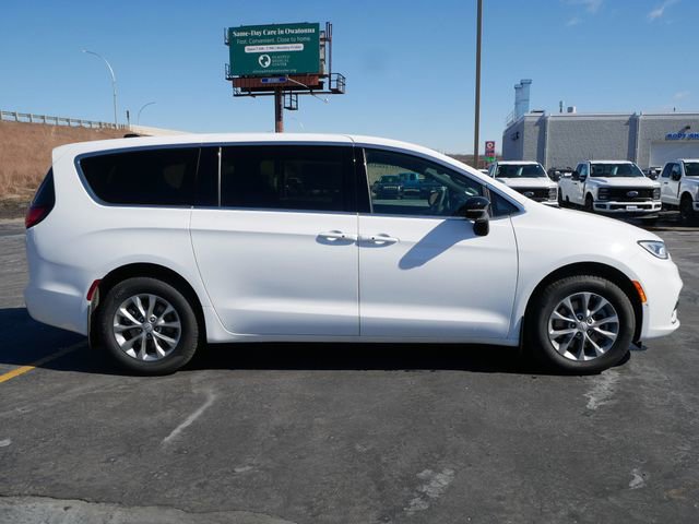New 2026 Chrysler Pacifica Select image 8