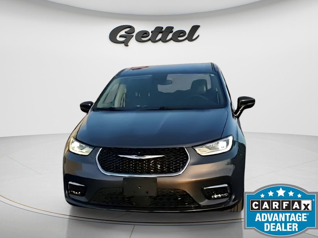 Used 2023 Chrysler Pacifica Touring-L image 3