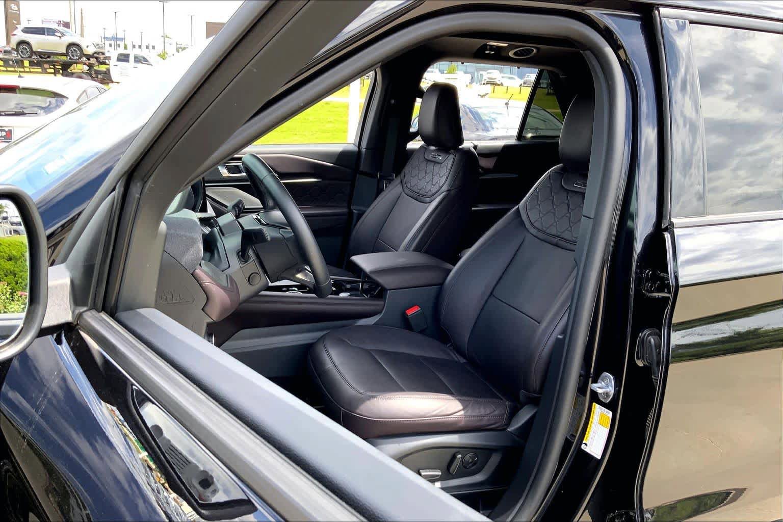 Used 2025 Ford Explorer Platinum w/ Ultimate Package AWD/4WD image 7