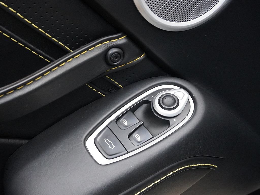Used 2020 Aston Martin V8 Vantage Coupe RWD image 36