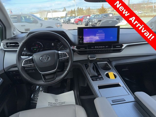 Used 2025 Toyota Sienna XLE image 8