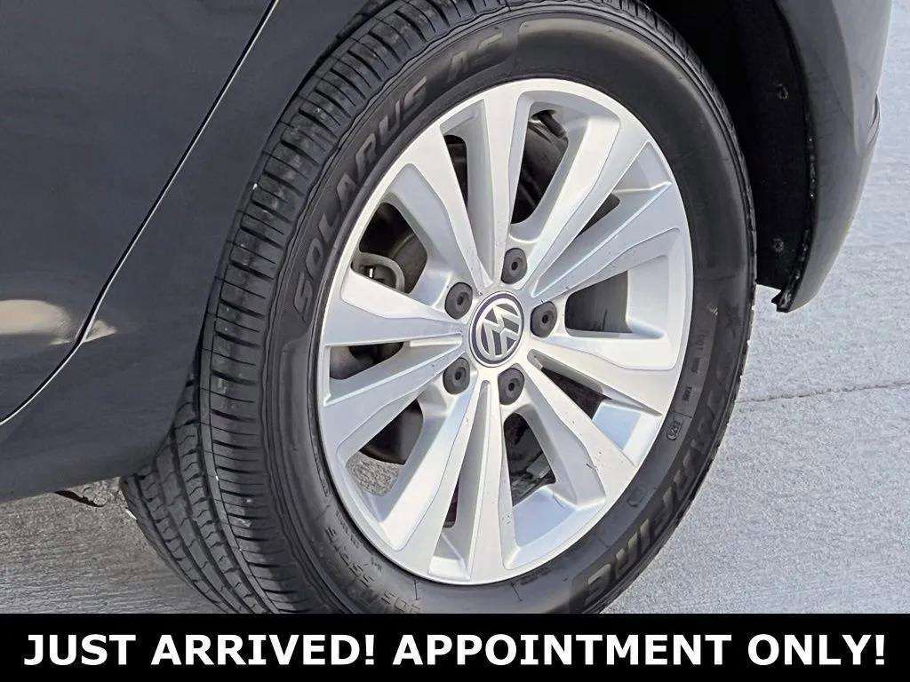 Used 2018 Volkswagen Golf SE image 31