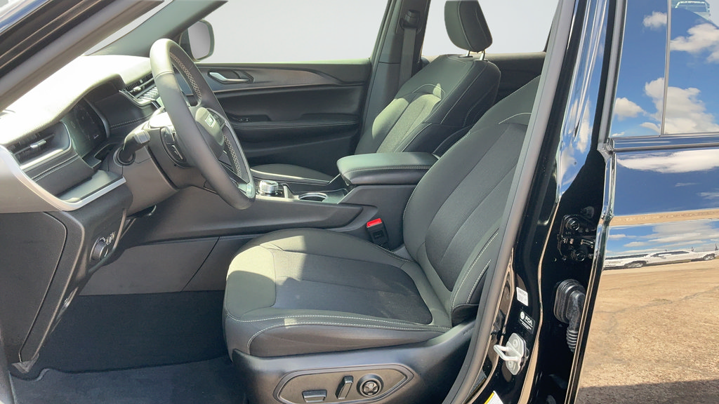 Used 2025 Jeep Grand Cherokee Laredo X RWD image 16
