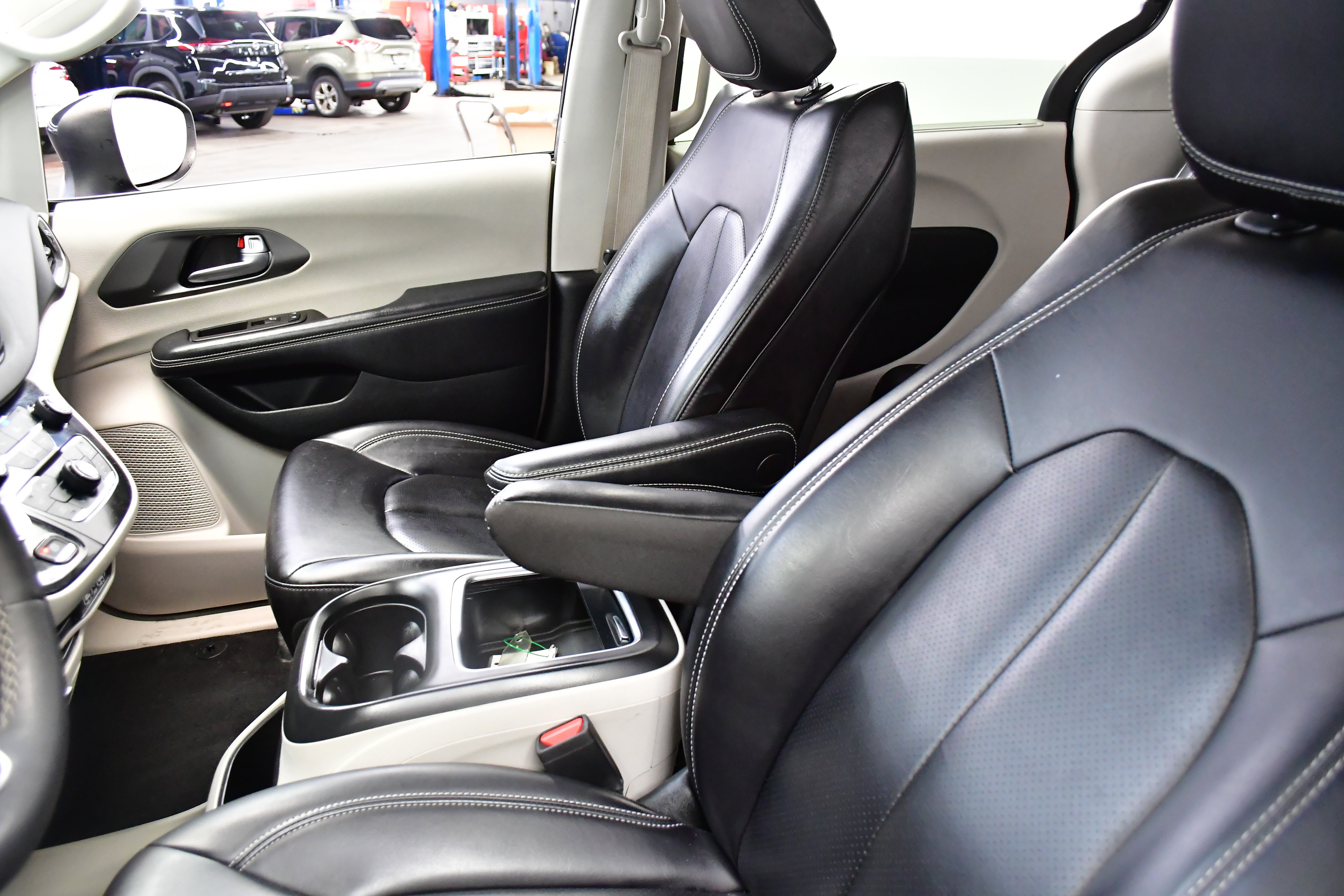 Used 2023 Chrysler Pacifica Touring-L FWD image 11
