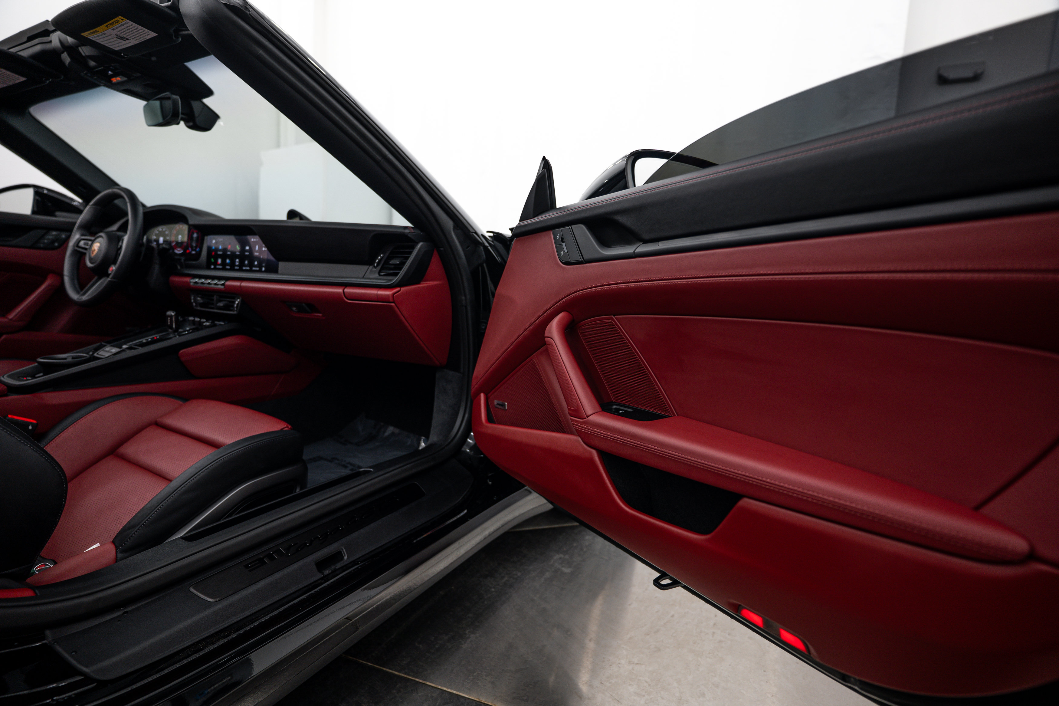 Certified 2025 Porsche 911 Targa 4 GTS AWD/4WD image 15