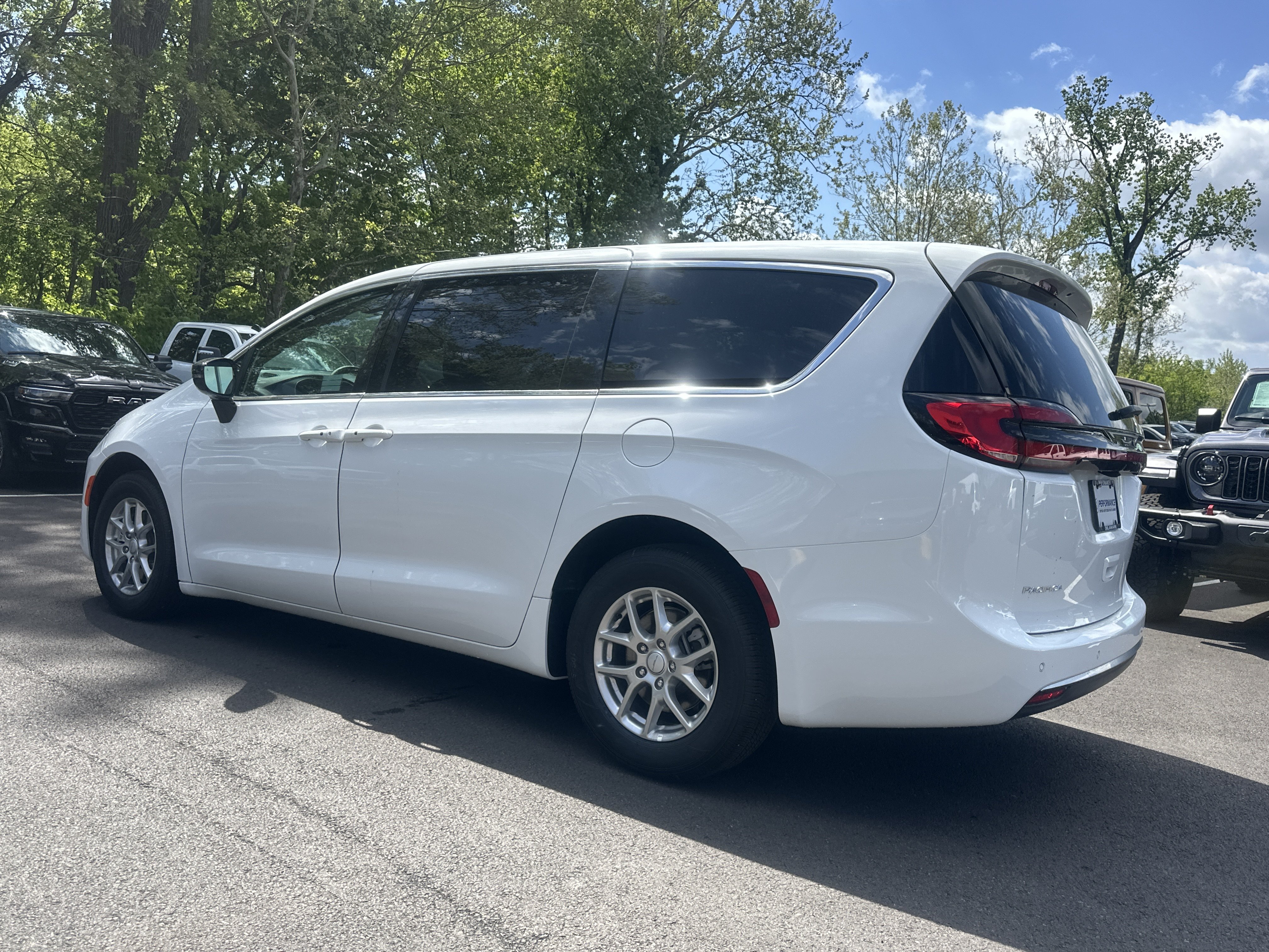 New 2027 Chrysler Pacifica Select FWD image 23