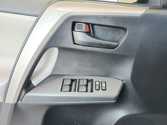 Used 2018 Toyota RAV4 LE AWD/4WD image 16