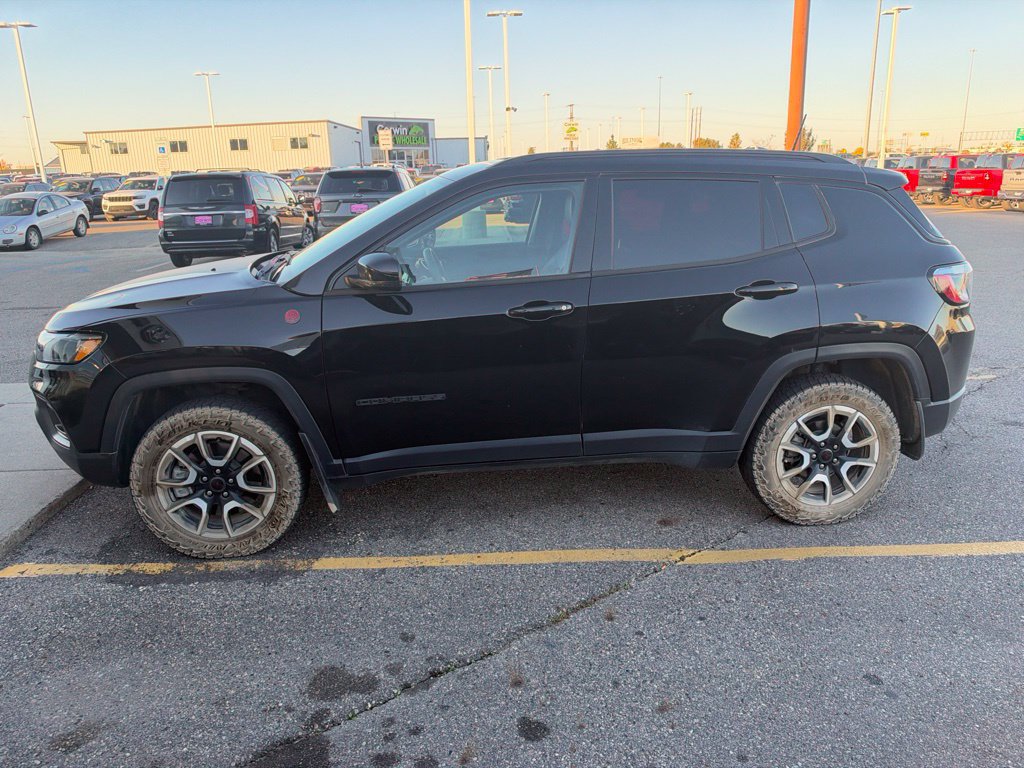 Used 2025 Jeep Compass Trailhawk AWD/4WD image 4