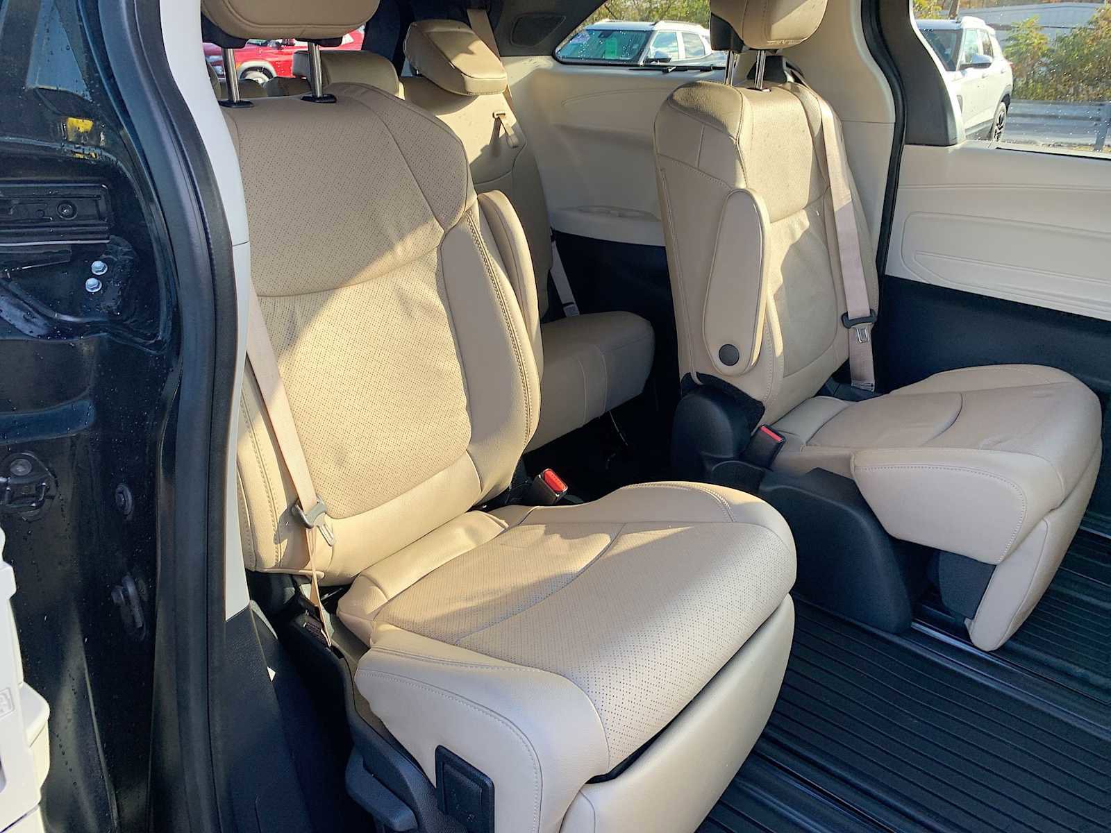 Used 2024 Toyota Sienna Limited image 27