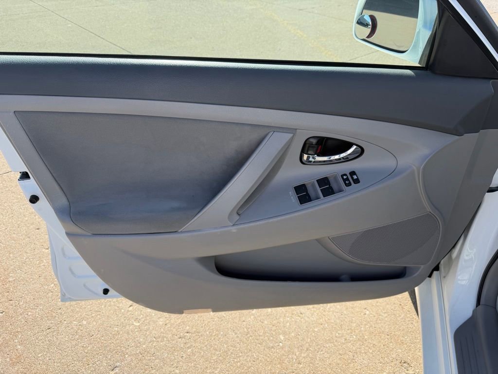 Used 2011 Toyota Camry LE FWD image 9