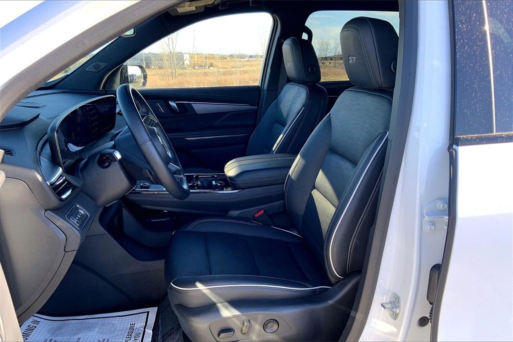 Used 2025 Buick Enclave Sport Touring image 9