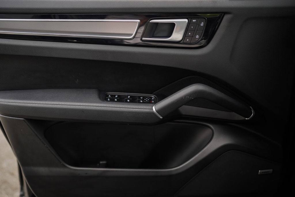 Used 2022 Porsche Cayenne Platinum Edition image 36