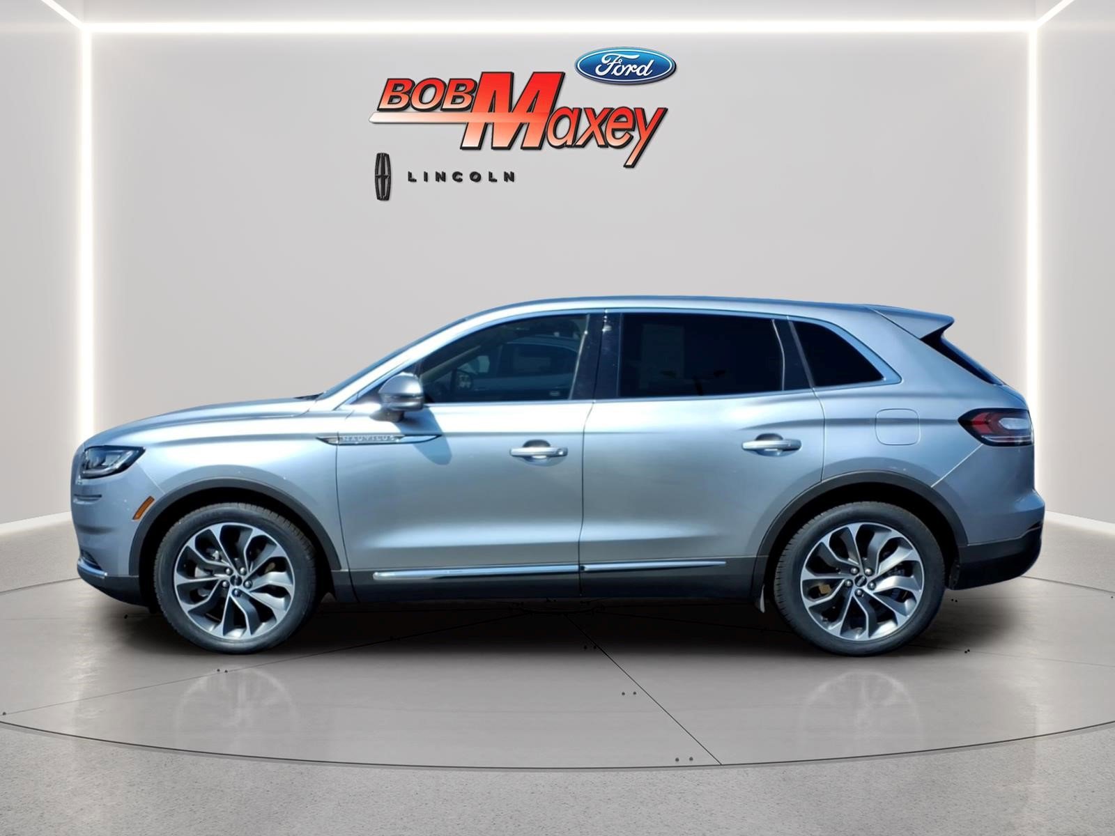 Used 2023 Lincoln Nautilus Reserve w/ Cargo Utility Package AWD/4WD image 4