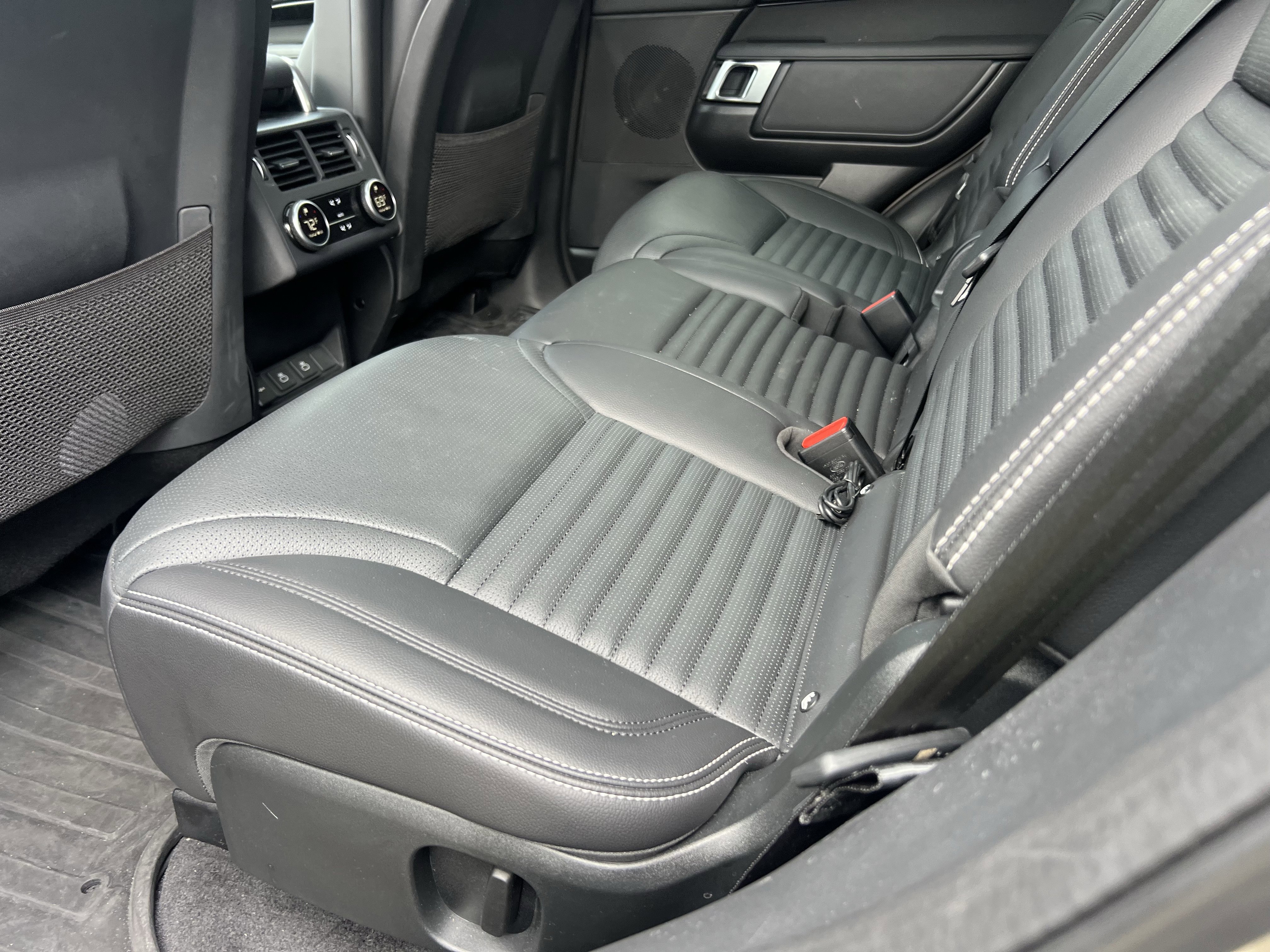 Certified 2024 Land Rover Discovery S image 32