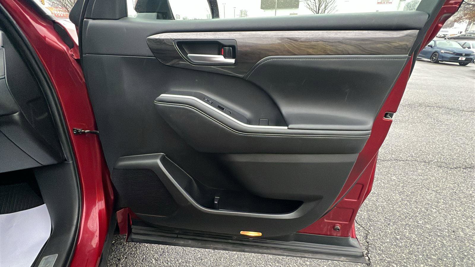 Used 2020 Toyota Highlander Limited image 12