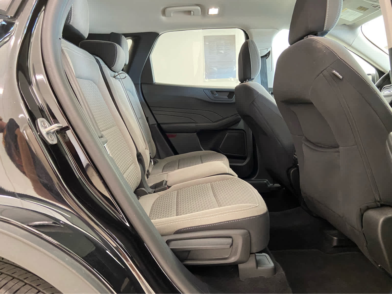 Used 2022 Ford Escape SE w/ SE Sport Appearance Package image 17