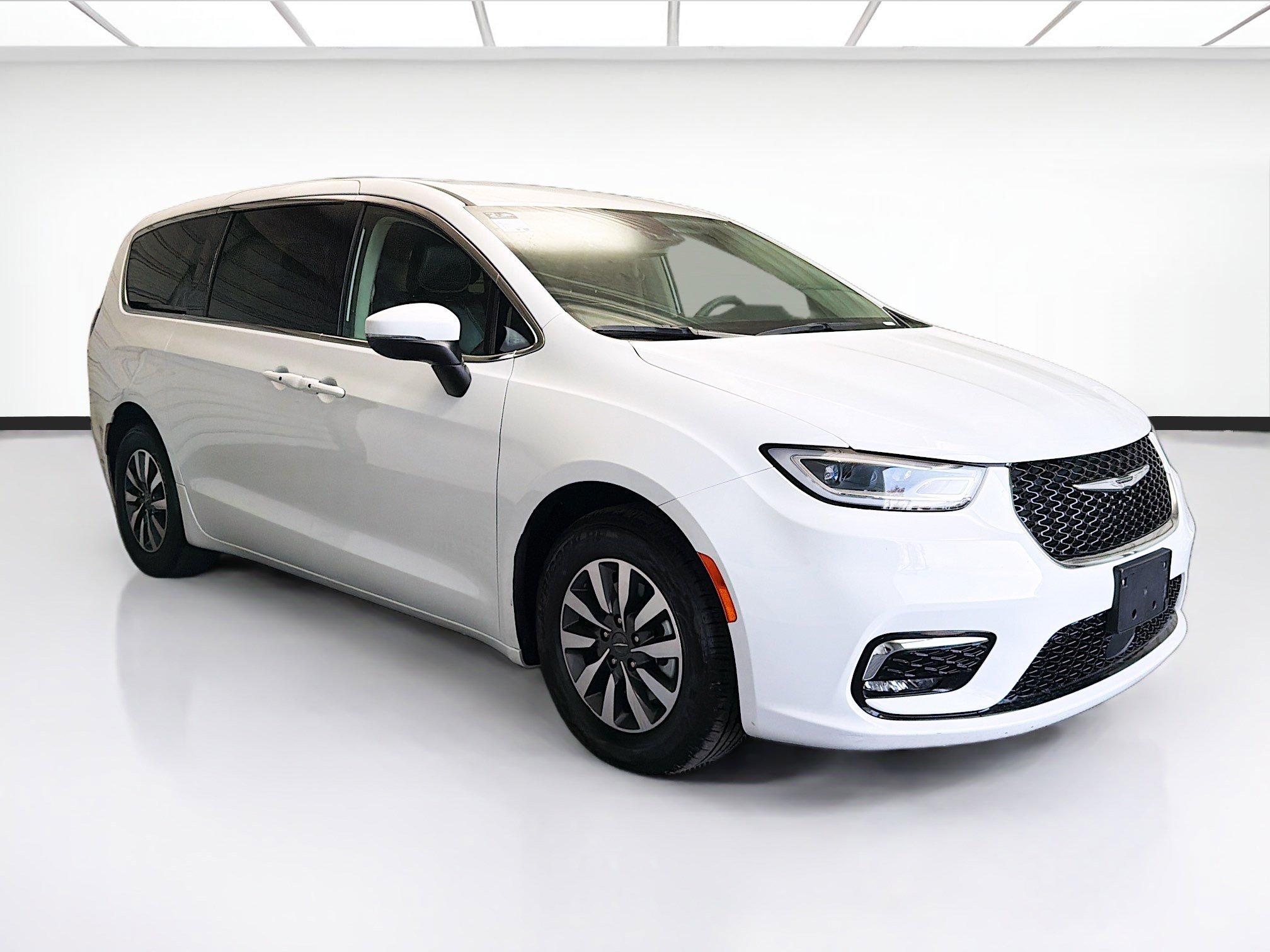 Used 2023 Chrysler Pacifica Touring-L image 3