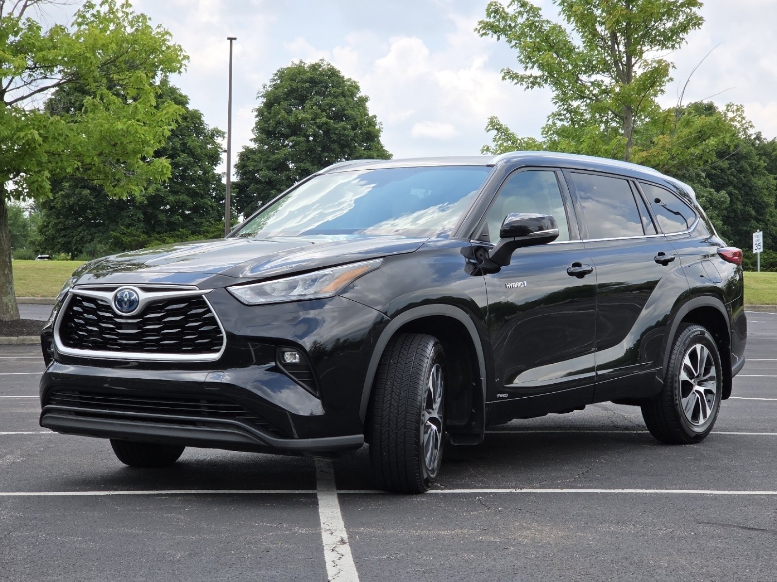 Used 2020 Toyota Highlander XLE AWD/4WD image 19