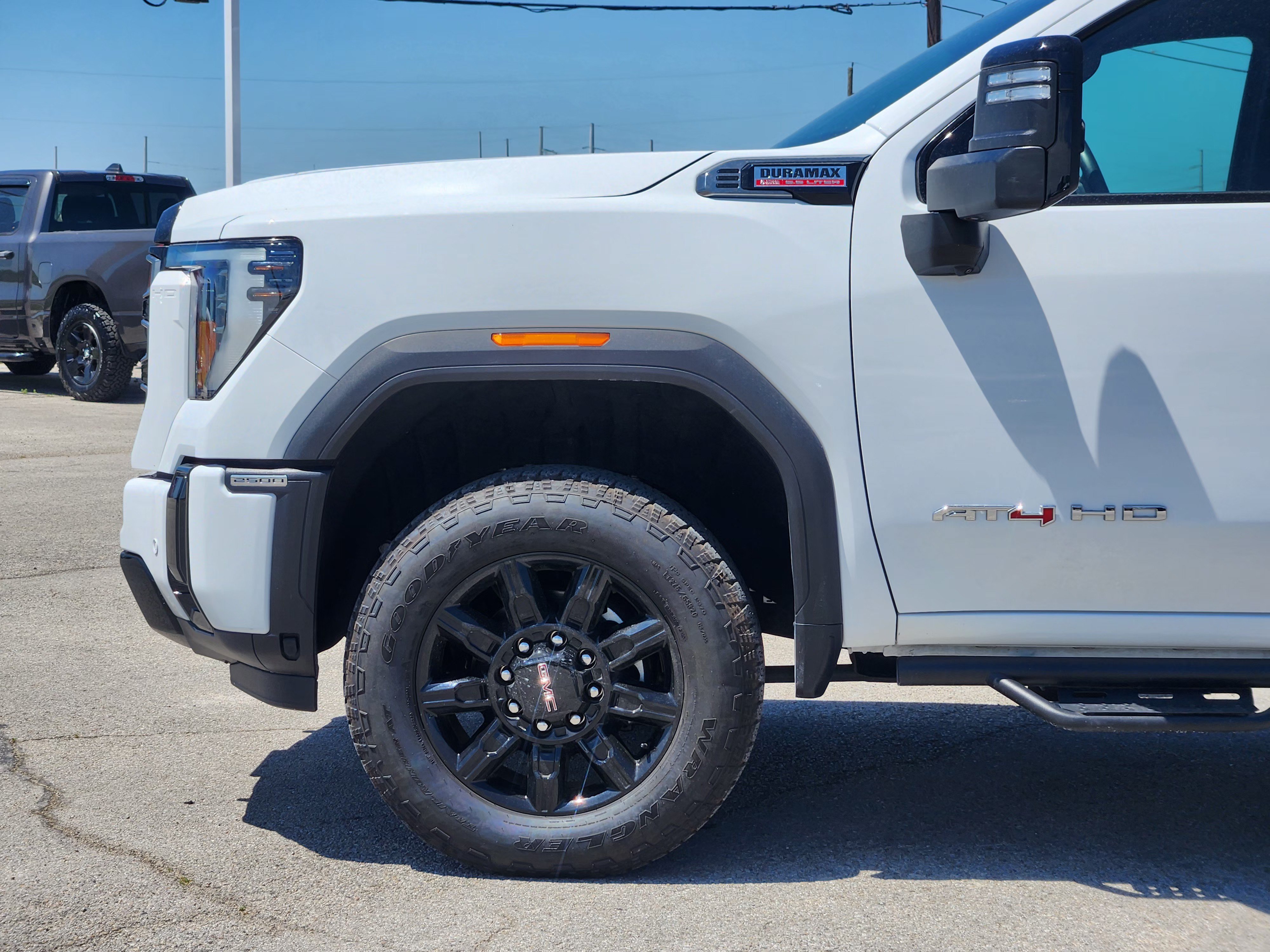 Used 2025 GMC Sierra 2500 AT4 AWD/4WD image 9