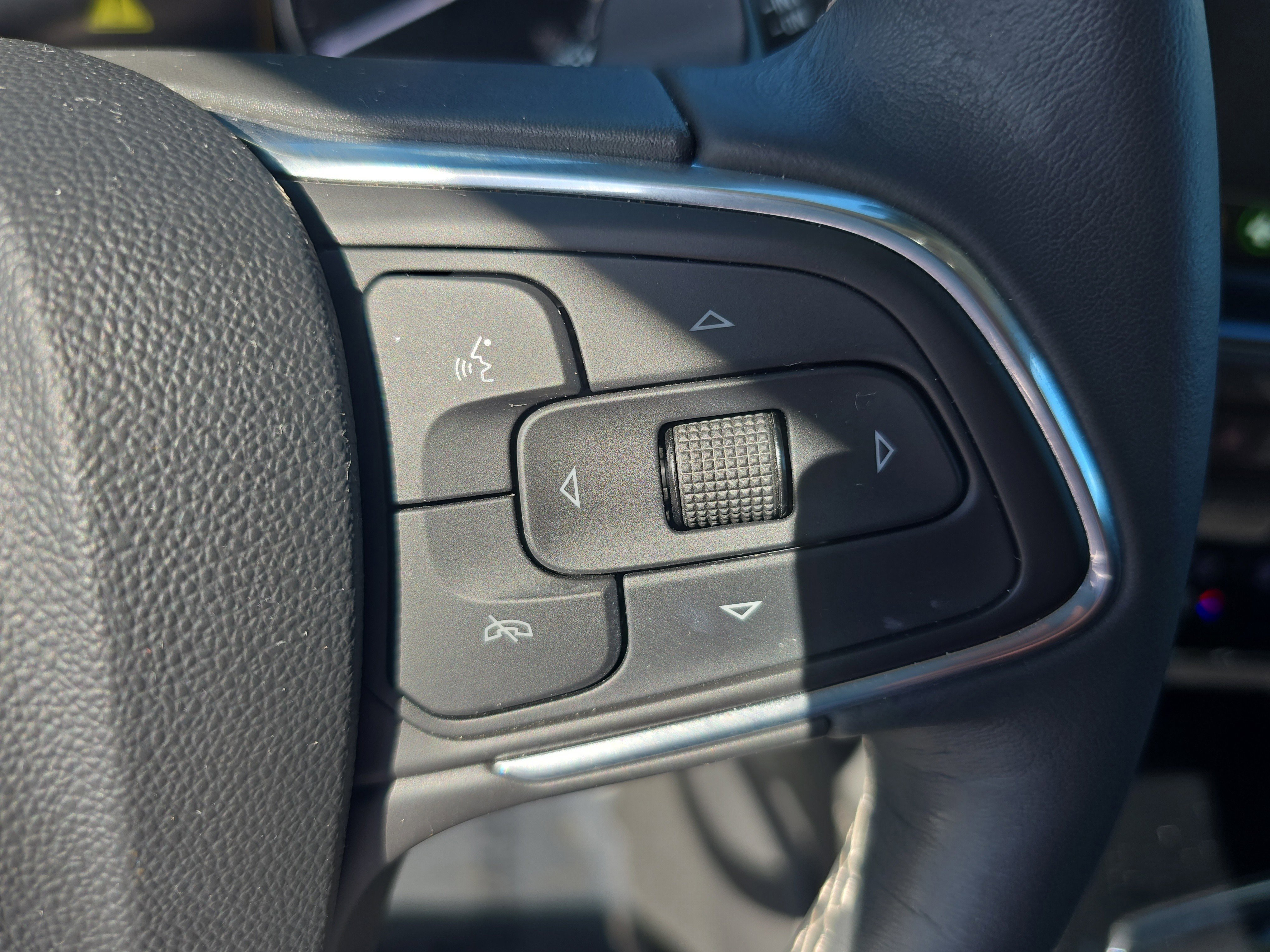 Used 2023 Buick Envision Essence image 24