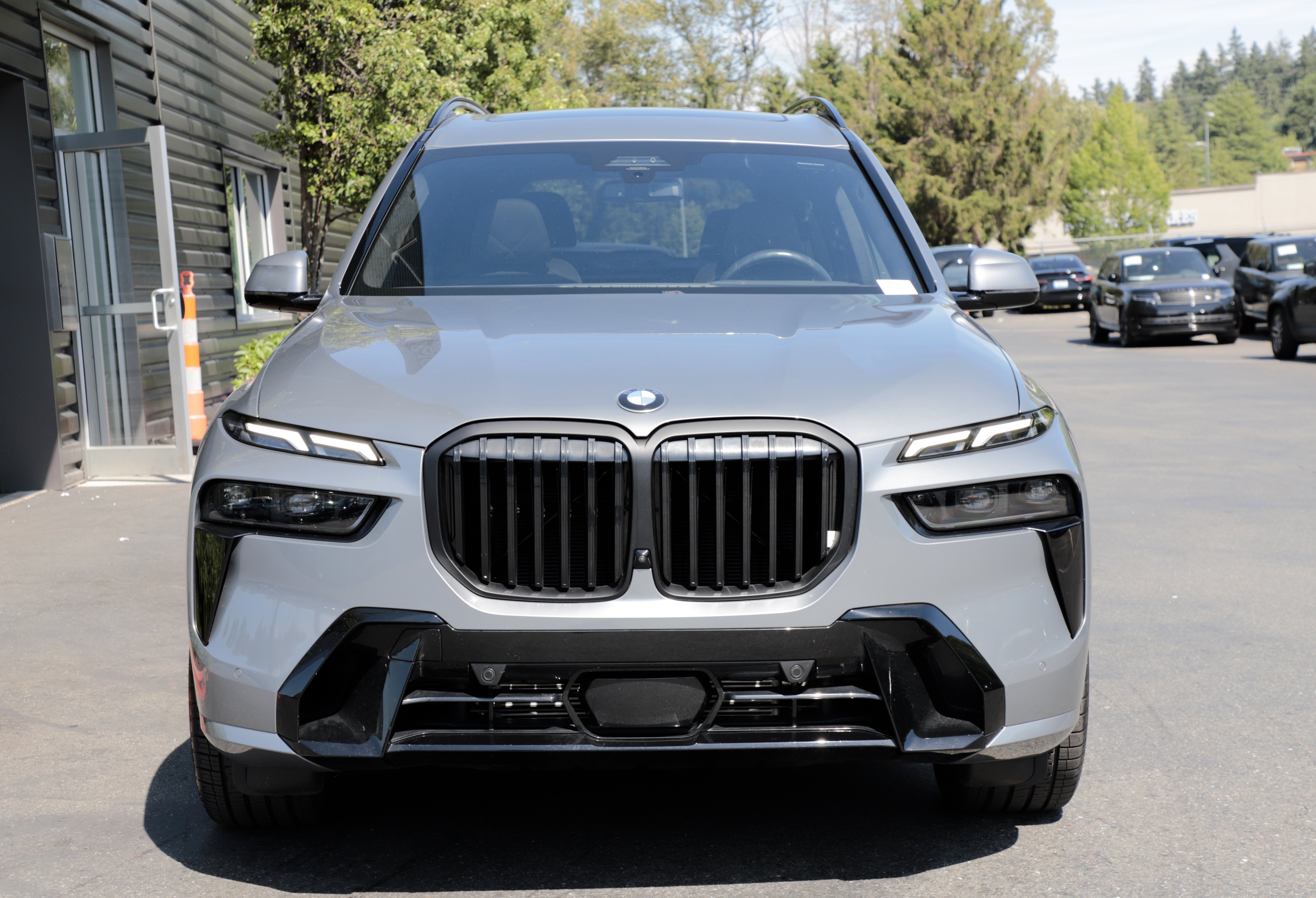 Used 2024 BMW X7 xDrive40i w/ M Sport Package AWD/4WD image 4