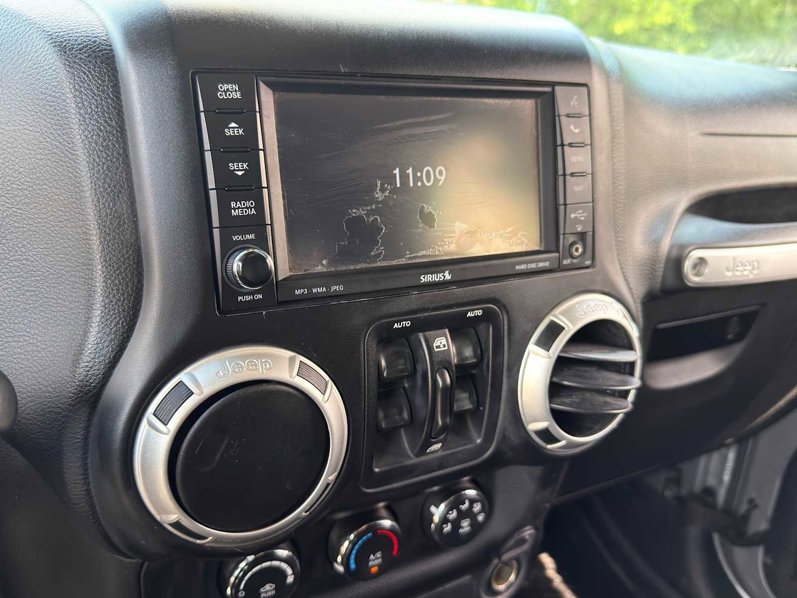 Used 2015 Jeep Wrangler Unlimited Rubicon w/ Connectivity Group AWD/4WD image 13
