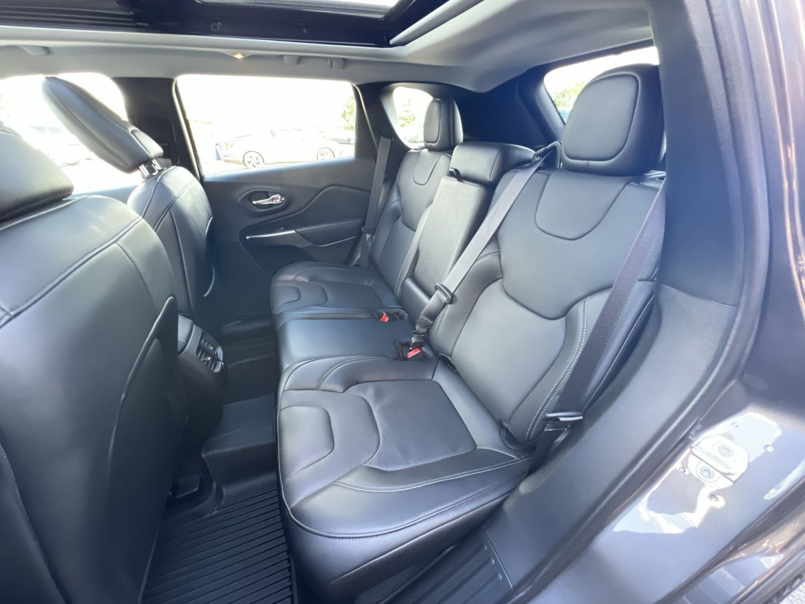 Used 2022 Jeep Cherokee Latitude Lux w/ Sun & Sound Group AWD/4WD image 32