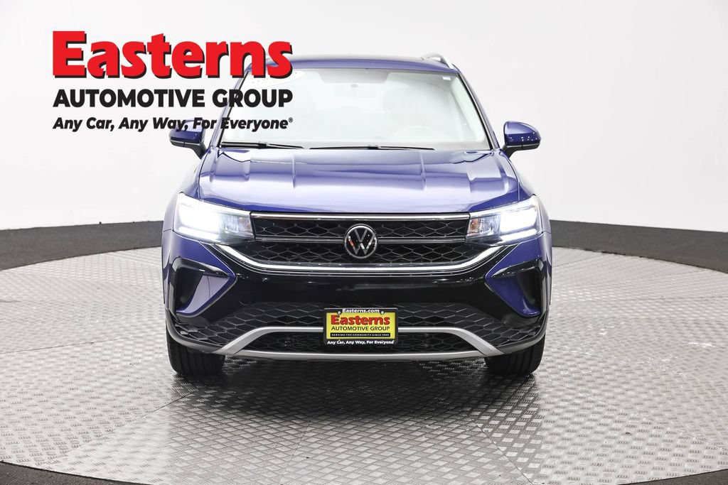 Used 2022 Volkswagen Taos SE w/ Panoramic Sunroof Package FWD image 2