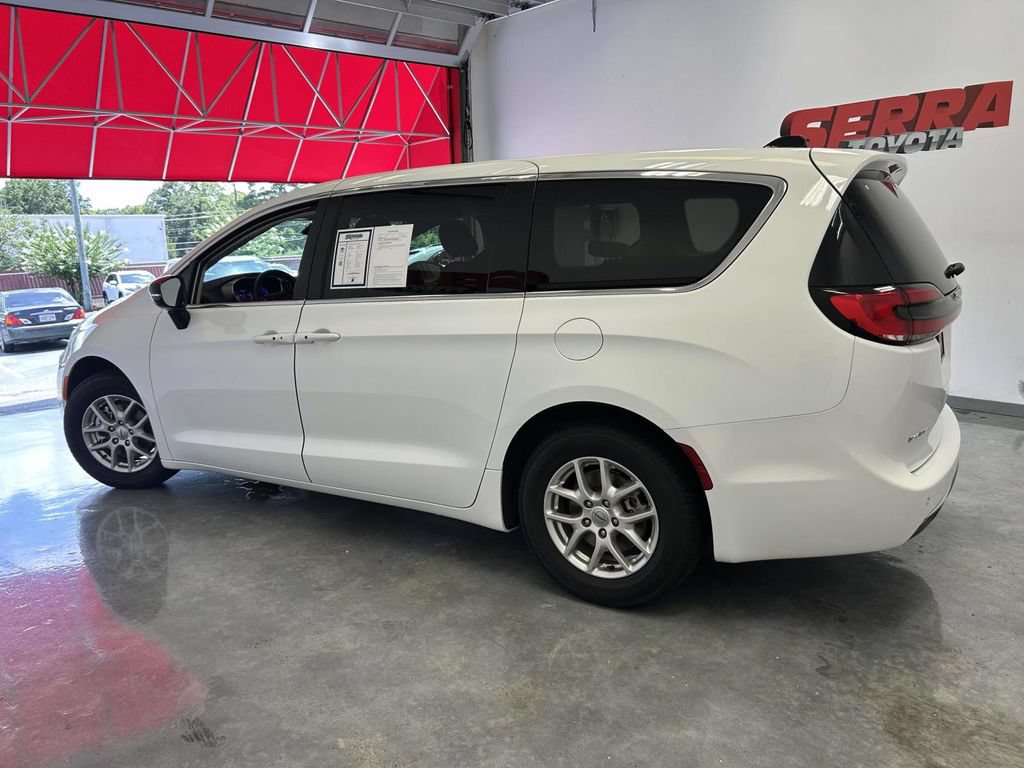 Used 2024 Chrysler Pacifica Touring-L FWD image 6