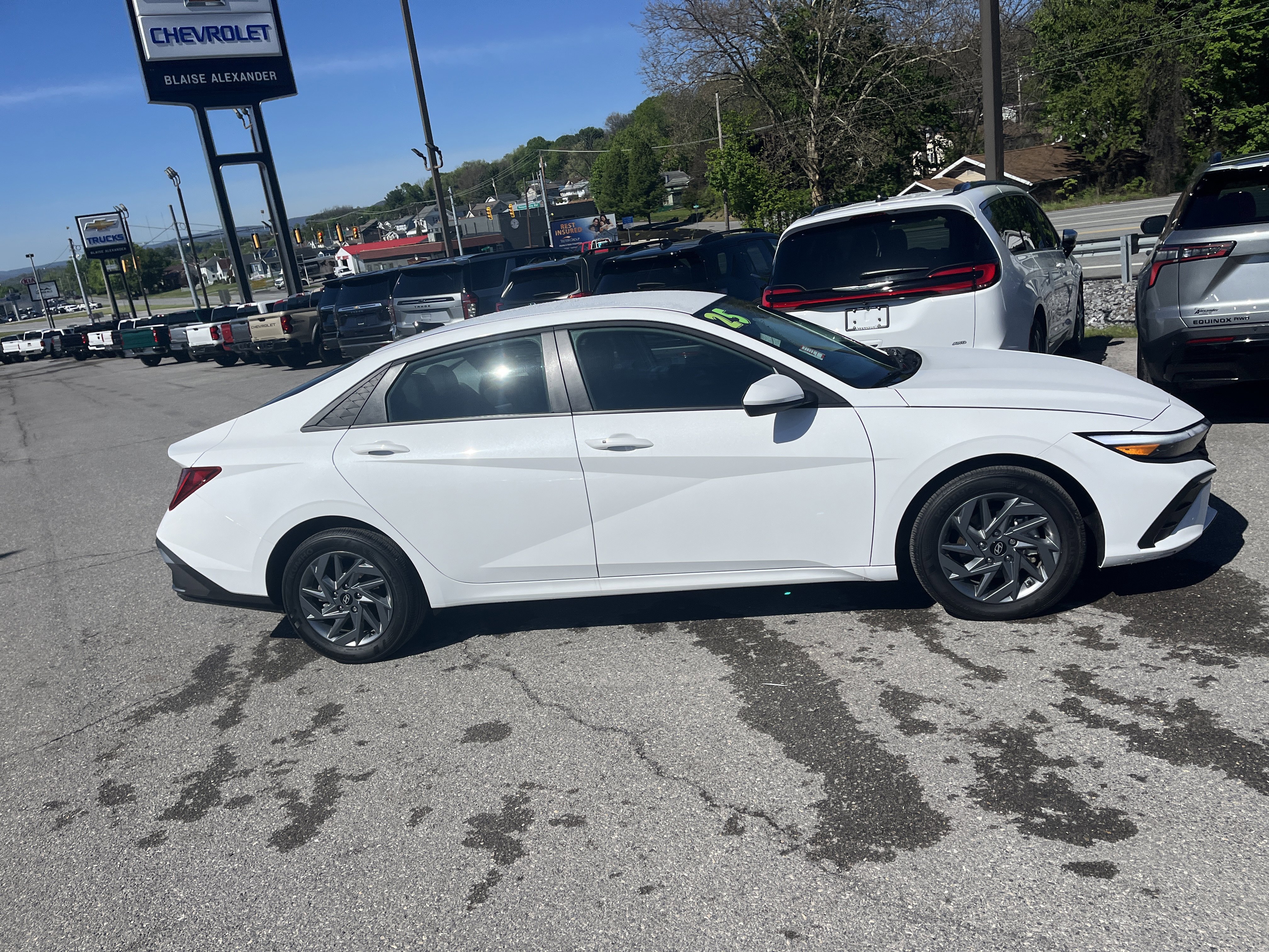 Used 2025 Hyundai Elantra Blue FWD image 2