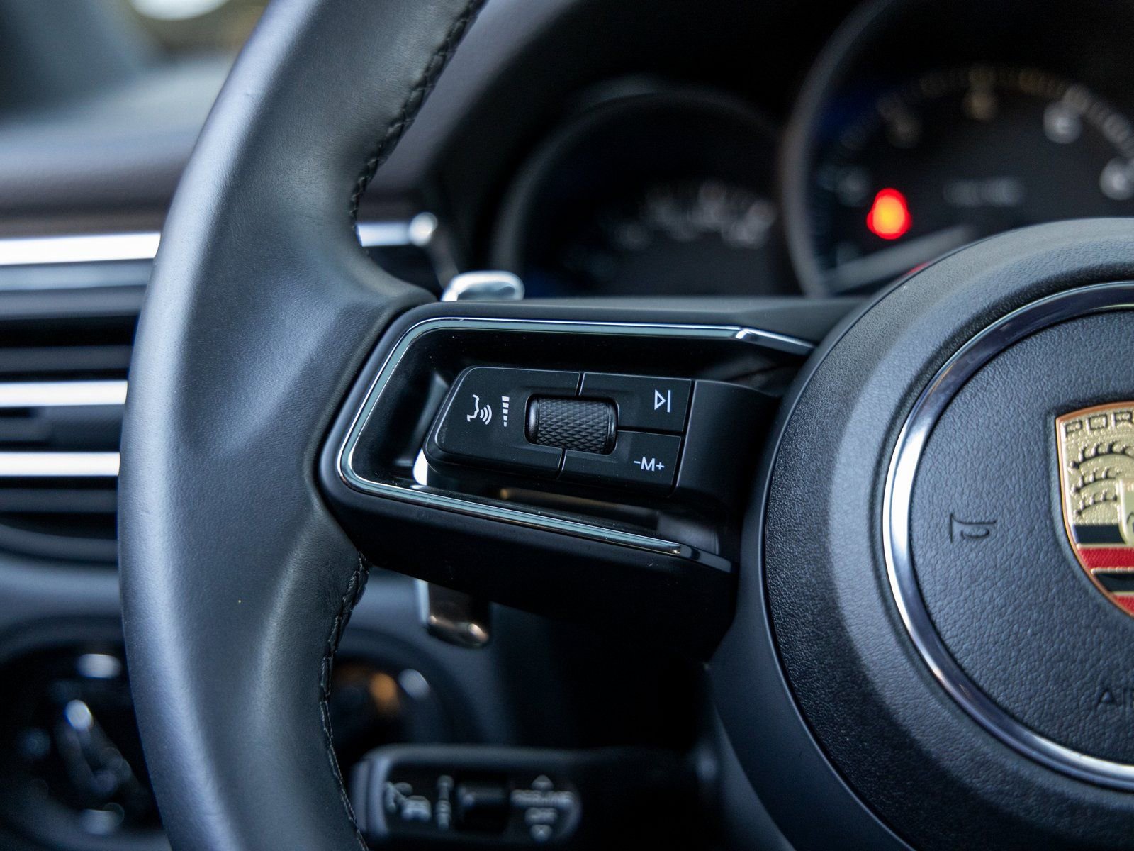 Certified 2025 Porsche Macan image 30