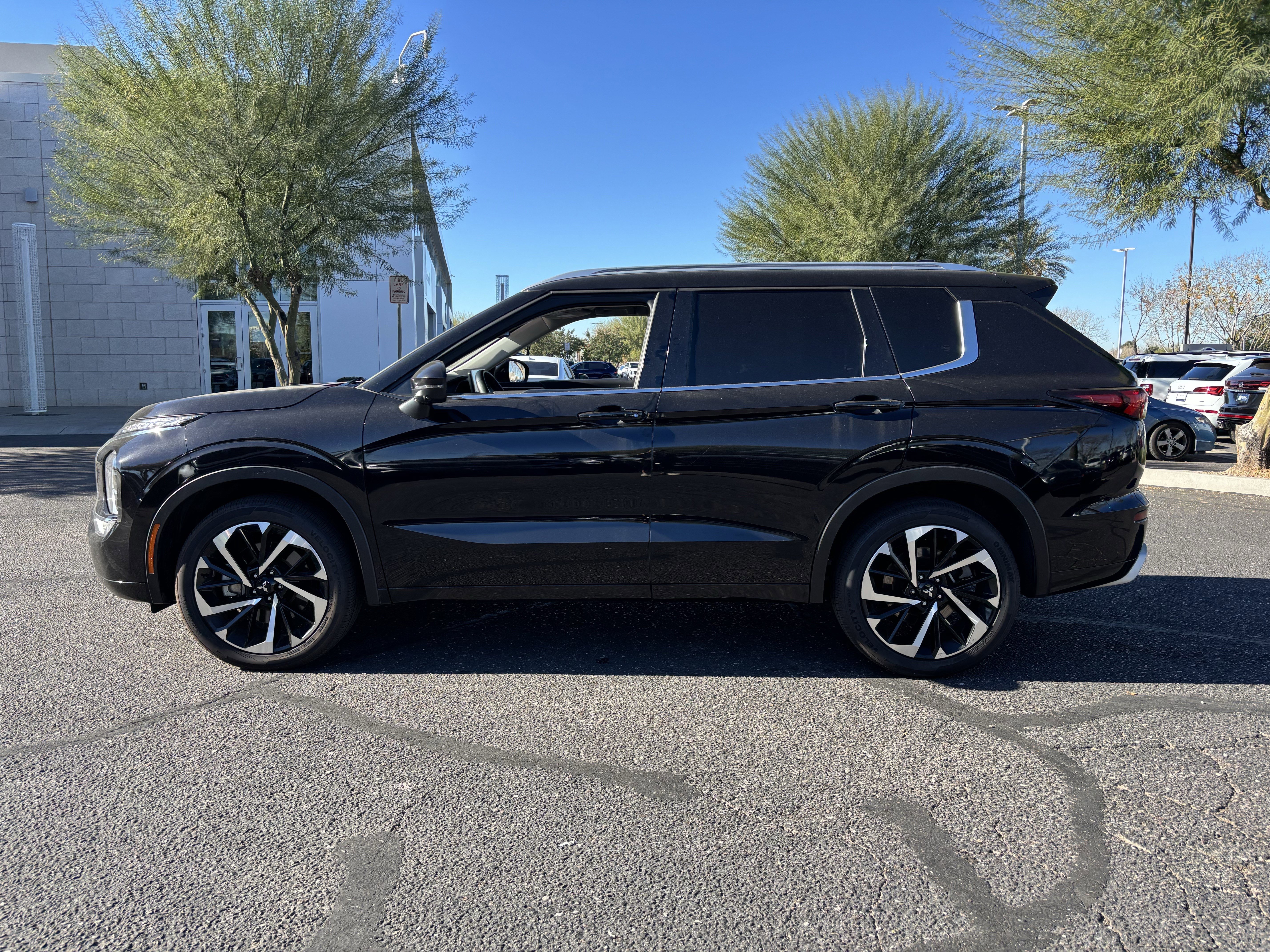 Used 2022 Mitsubishi Outlander SEL image 2