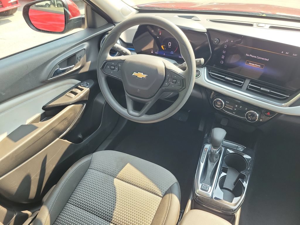 Used 2025 Chevrolet Trax LT FWD image 14