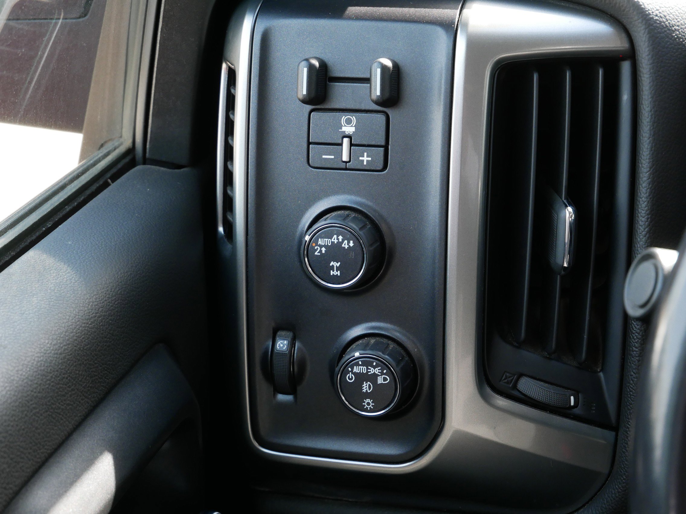 Used 2018 Chevrolet Silverado 1500 LT w/ All Star Edition image 11