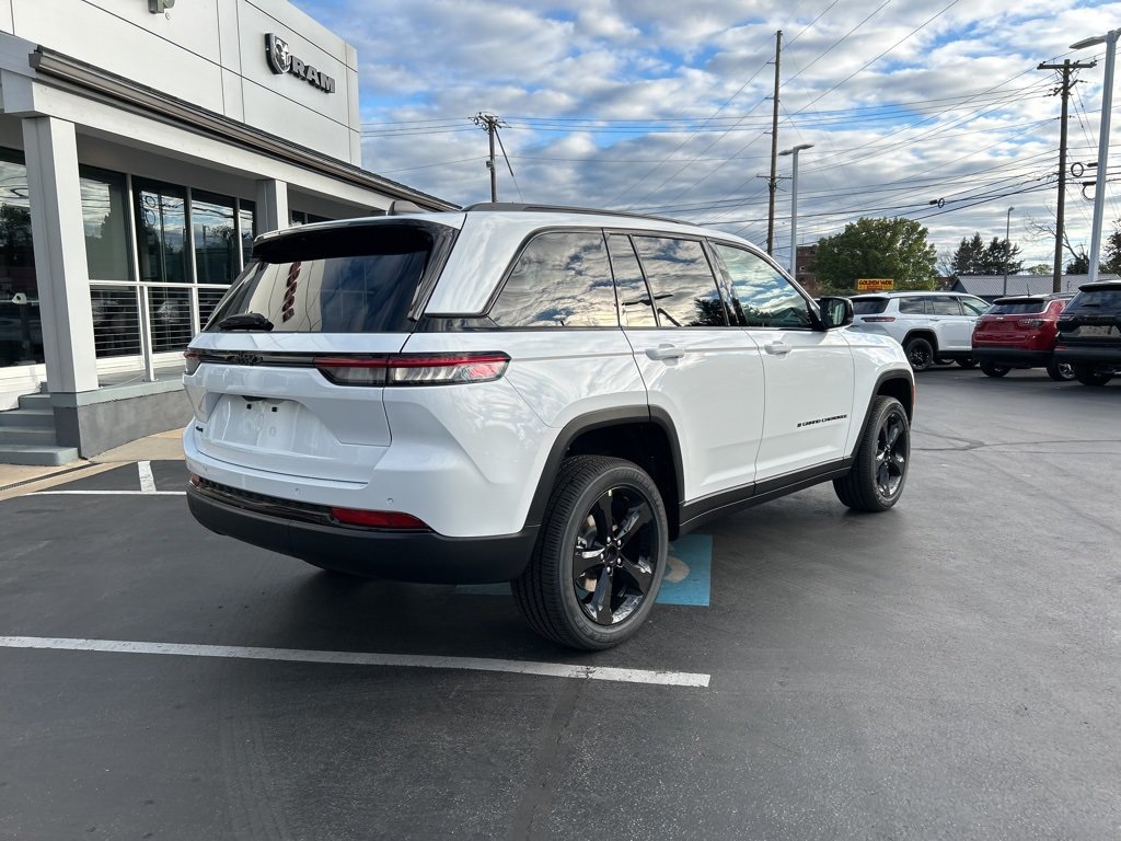 New 2025 Jeep Grand Cherokee Altitude AWD/4WD image 2