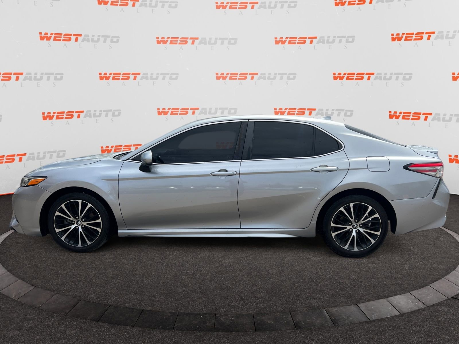 Used 2019 Toyota Camry SE FWD image 2