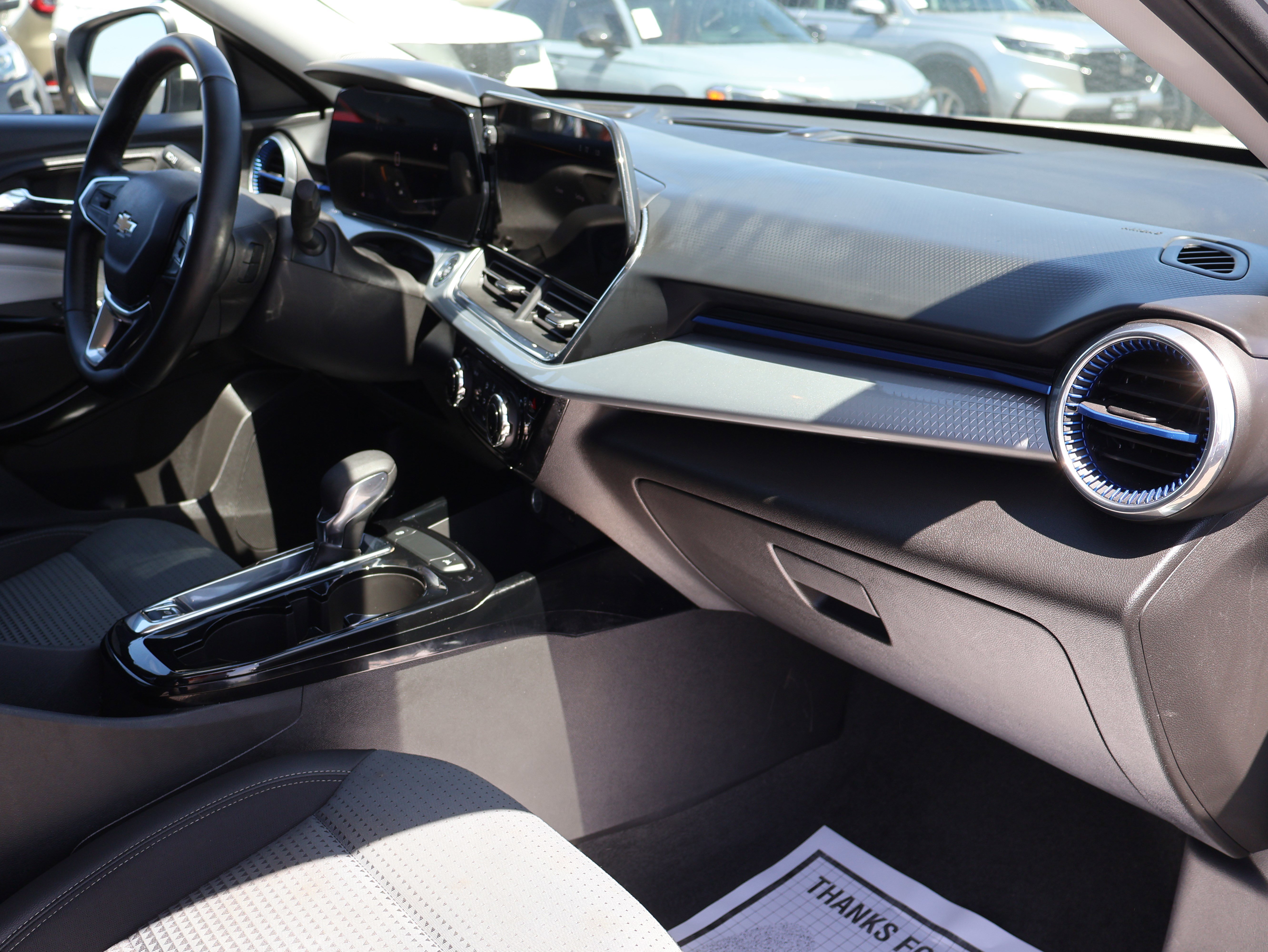 Used 2025 Chevrolet Trax LT w/ LT Convenience Package FWD image 9