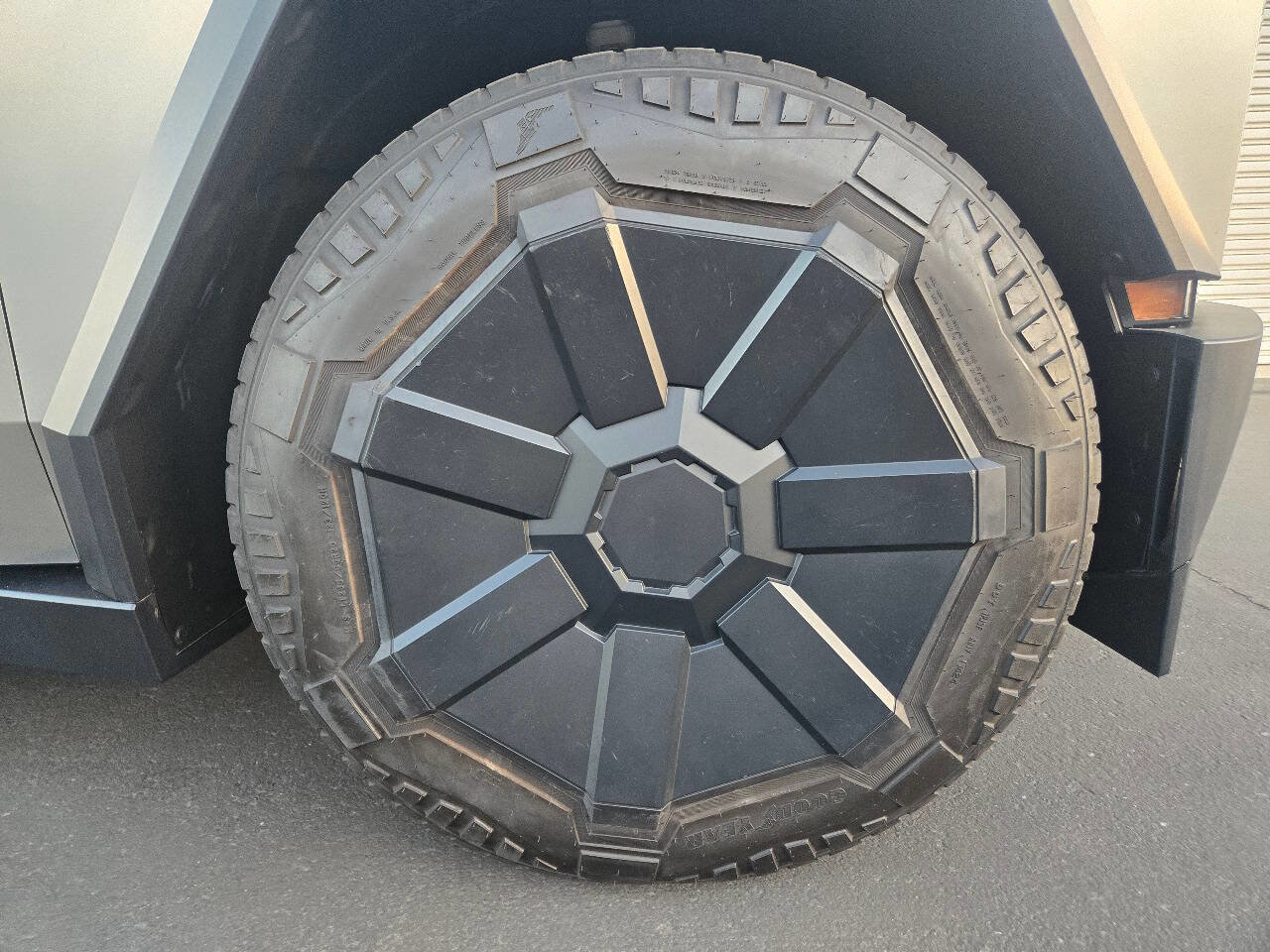 Used 2024 Tesla Cybertruck AWD Crew Cab image 19