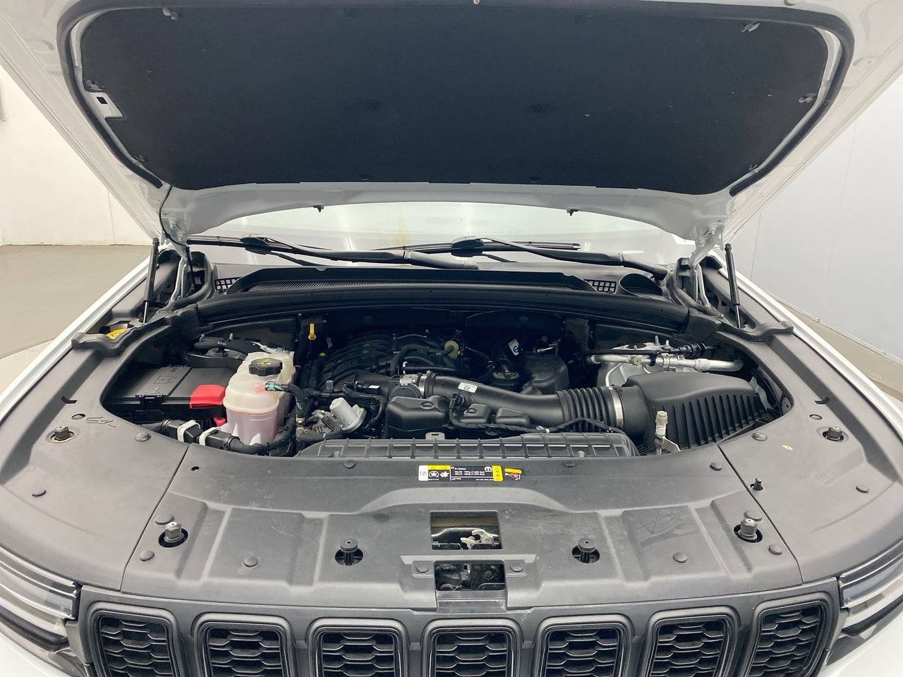 Used 2023 Jeep Grand Cherokee Altitude AWD/4WD image 11