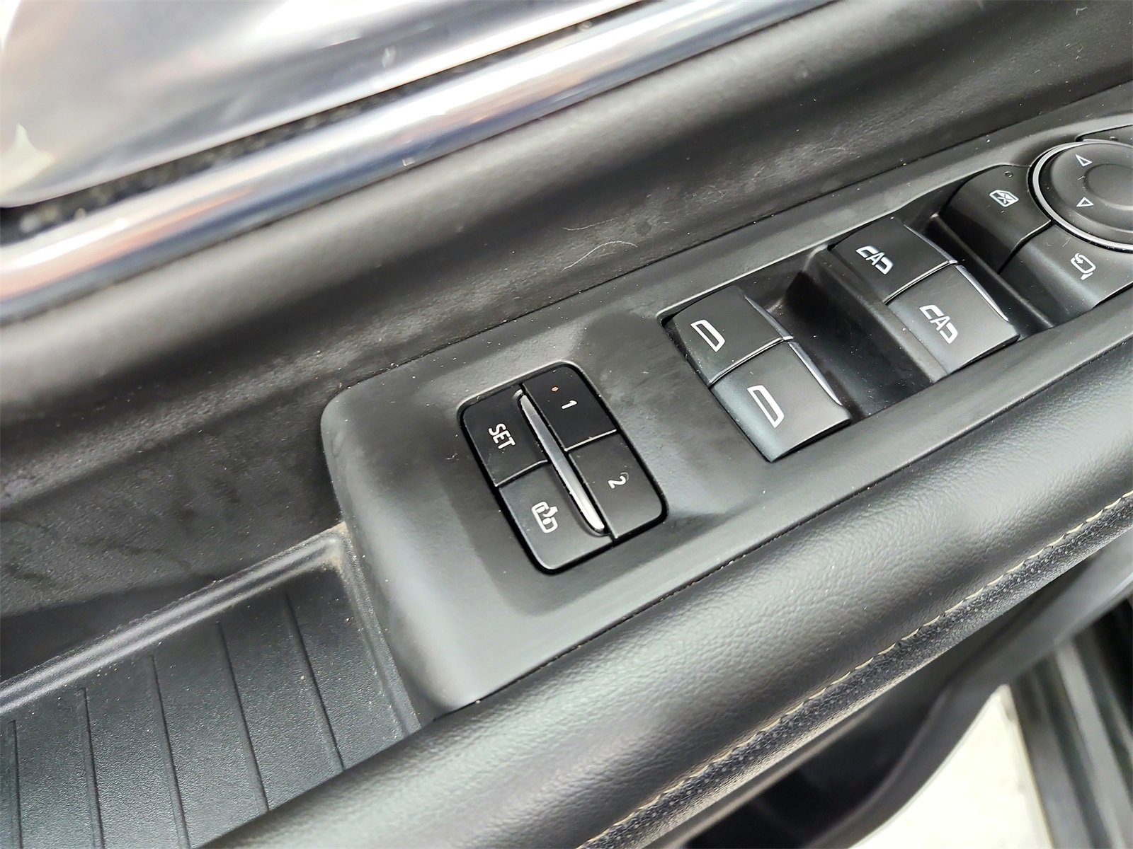 Used 2023 Chevrolet Suburban Premier image 21