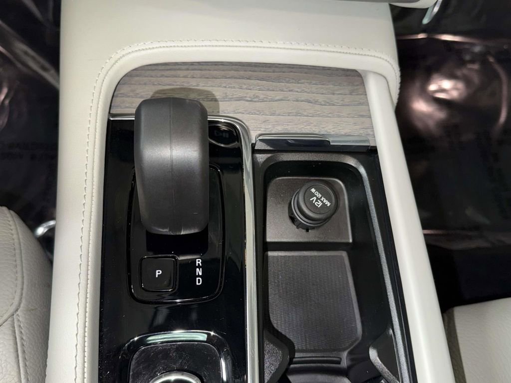 Used 2024 Volvo XC90 B6 Plus image 24