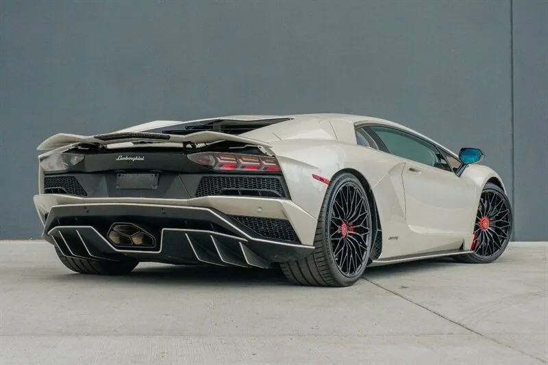 Used 2017 Lamborghini Aventador S image 12