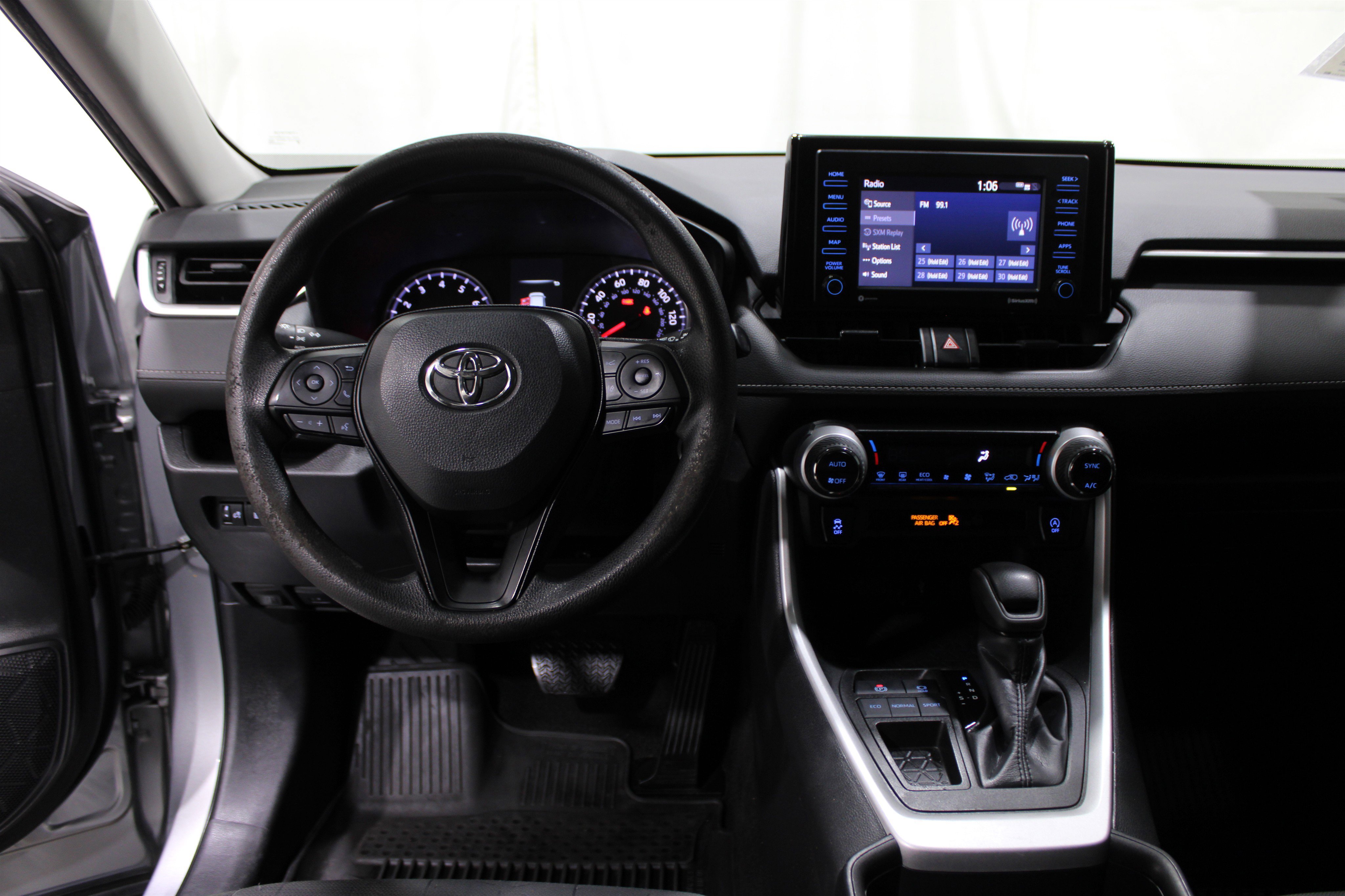 Used 2022 Toyota RAV4 XLE image 2