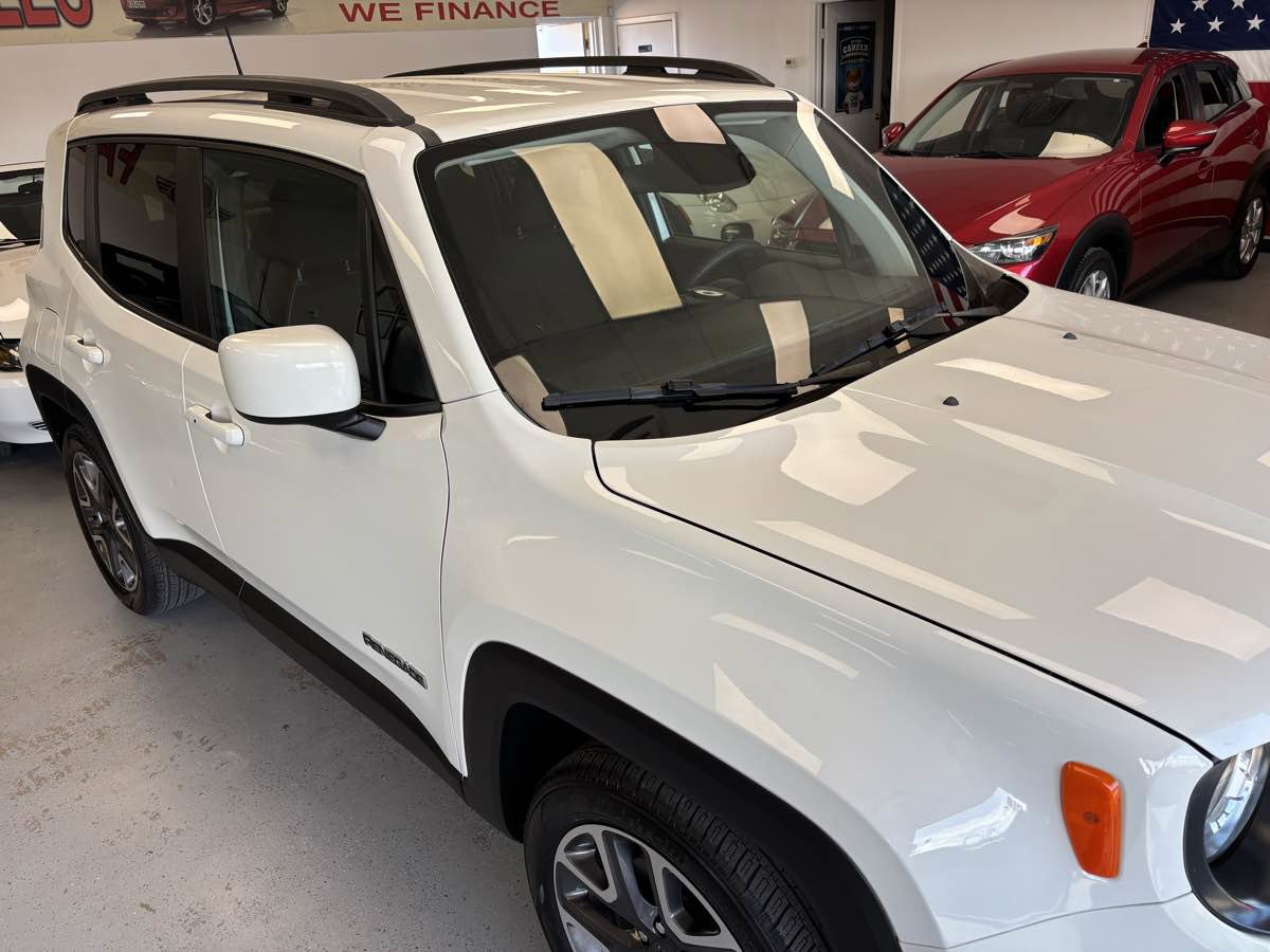 Used 2018 Jeep Renegade Latitude FWD image 3