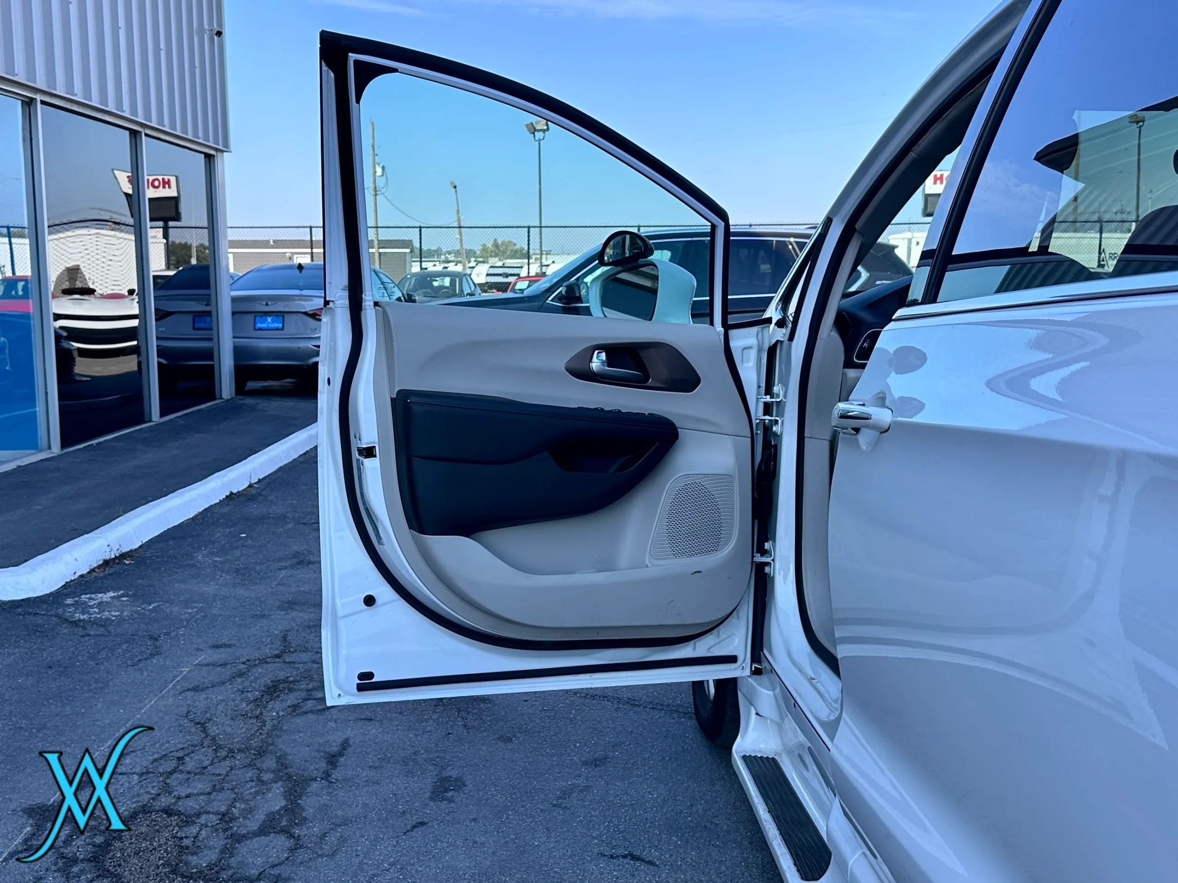Used 2018 Chrysler Pacifica Touring Plus FWD image 13
