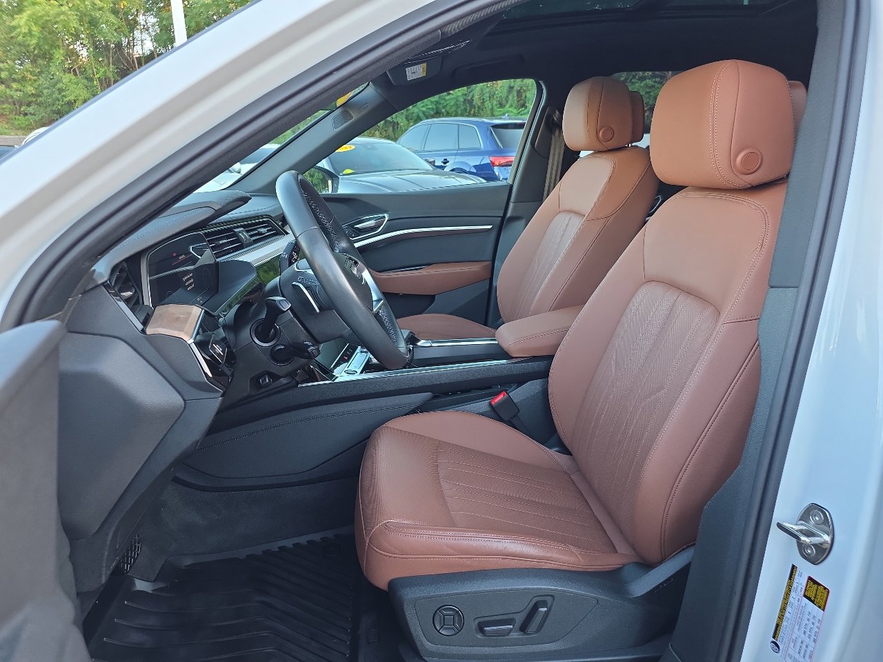 Used 2024 Audi Q8 e-tron Premium Plus w/ Premium Plus Package image 35