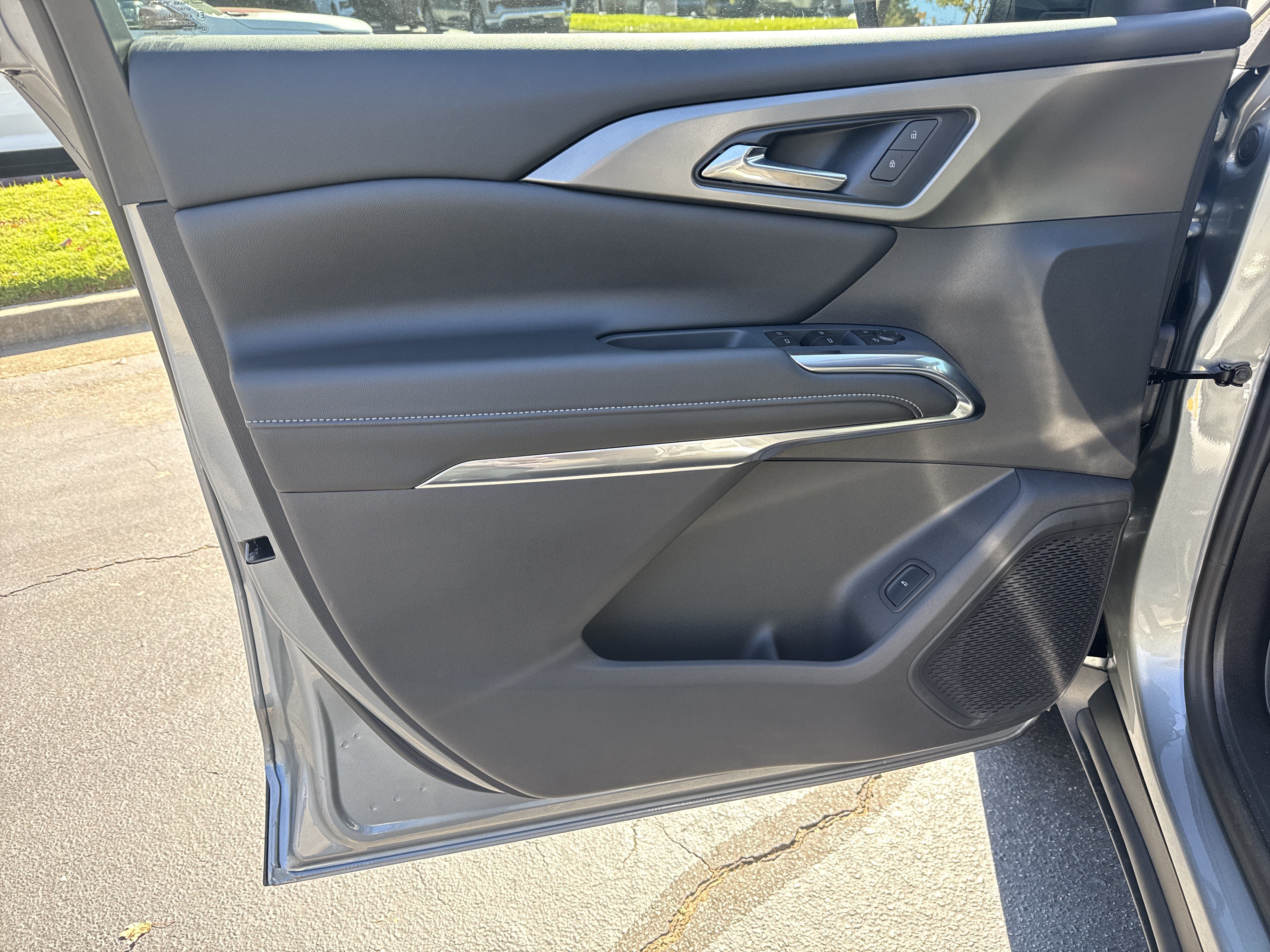 New 2027 Chevrolet Traverse LT w/ LPO, Floor Liner Package FWD image 10
