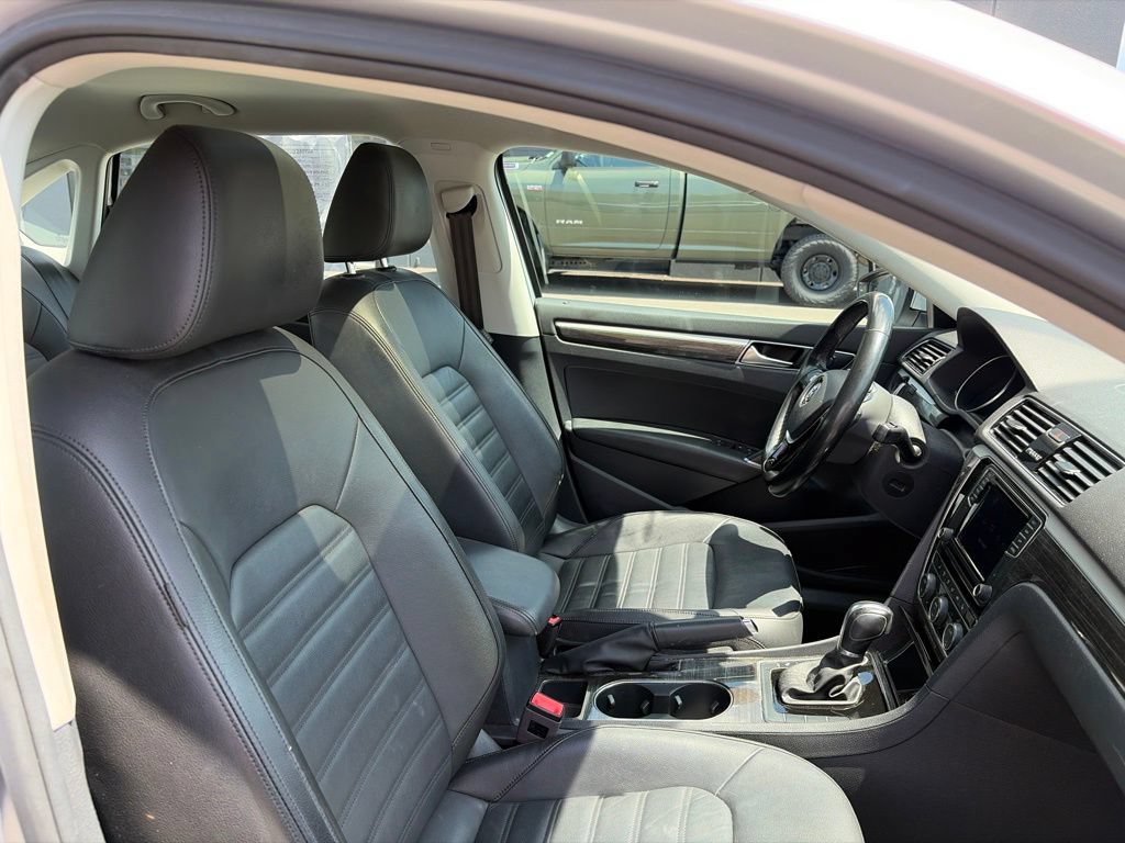 Used 2018 Volkswagen Passat 2.0T SEL Premium FWD image 9